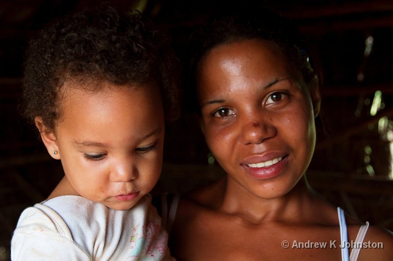 1110_7D_3072.jpg - Mother and child at tobacco farm, Vinales