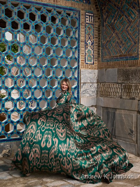 260524_G9ii_1134775.jpg - Lady in a green dress